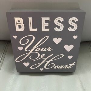 🌸🌸🌸🌸 Gray Wall Decor with Heart Design